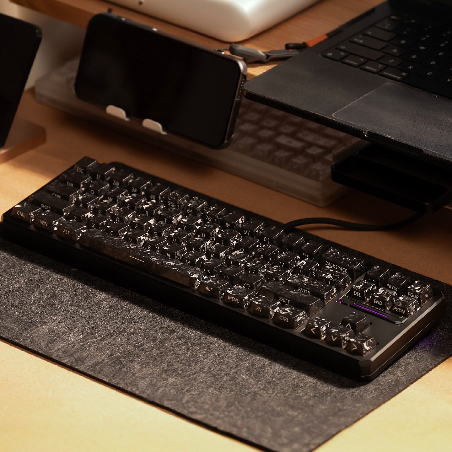 Tastenkappen aus Kohlefaser mit Eiskohlenstoff-Textur 