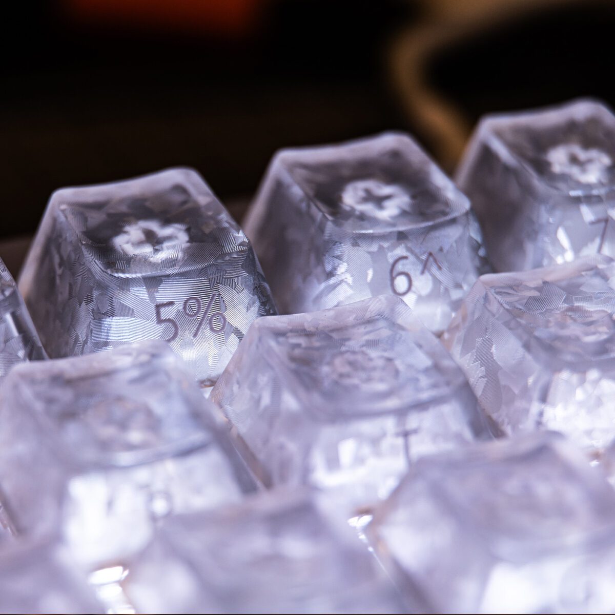 Tastenkappen aus Kohlefaser mit Eiskohlenstoff-Textur