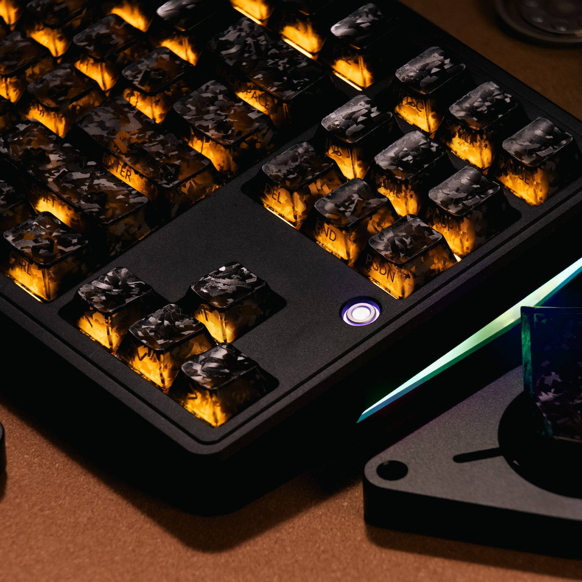 Tastenkappen aus Kohlefaser mit Eiskohlenstoff-Textur 