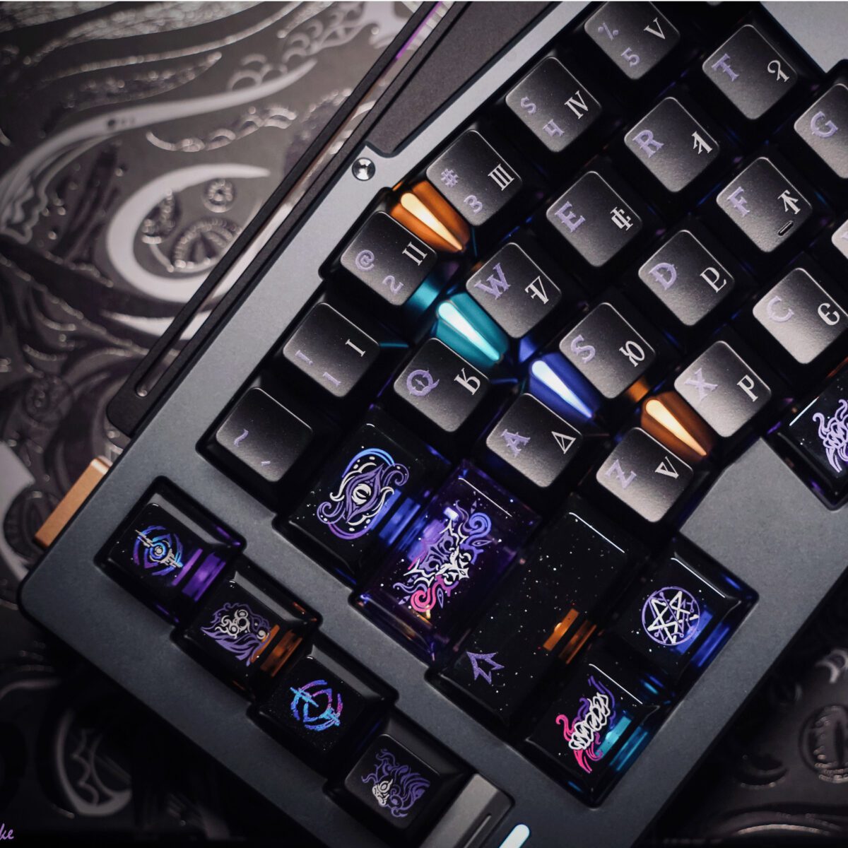 taobao-2-ai-skip-73 HEK Key to the Gate Cthulhu Holographic Keycaps
