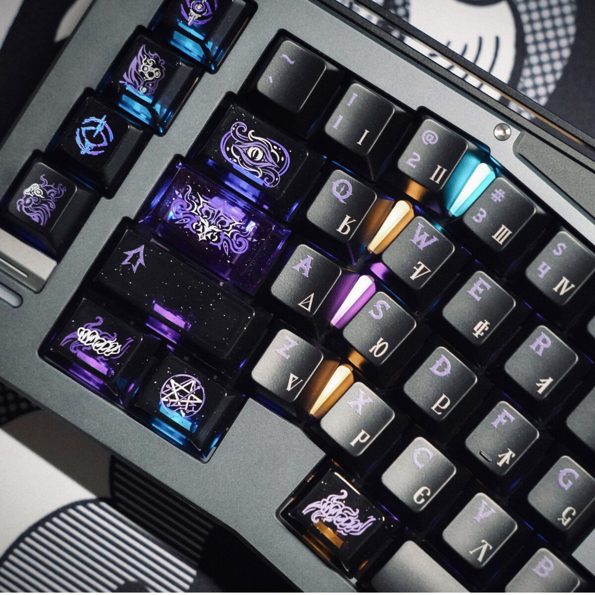 taobao-3-ai-skip-83 HEK Key to the Gate Cthulhu Holographic Keycaps